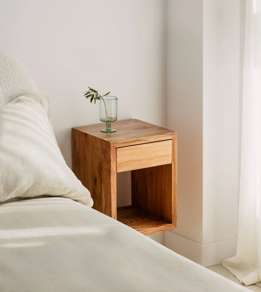 Comodino sospeso in legno Gyda